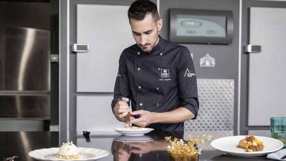 rafa delgado realizando postres de chocolate